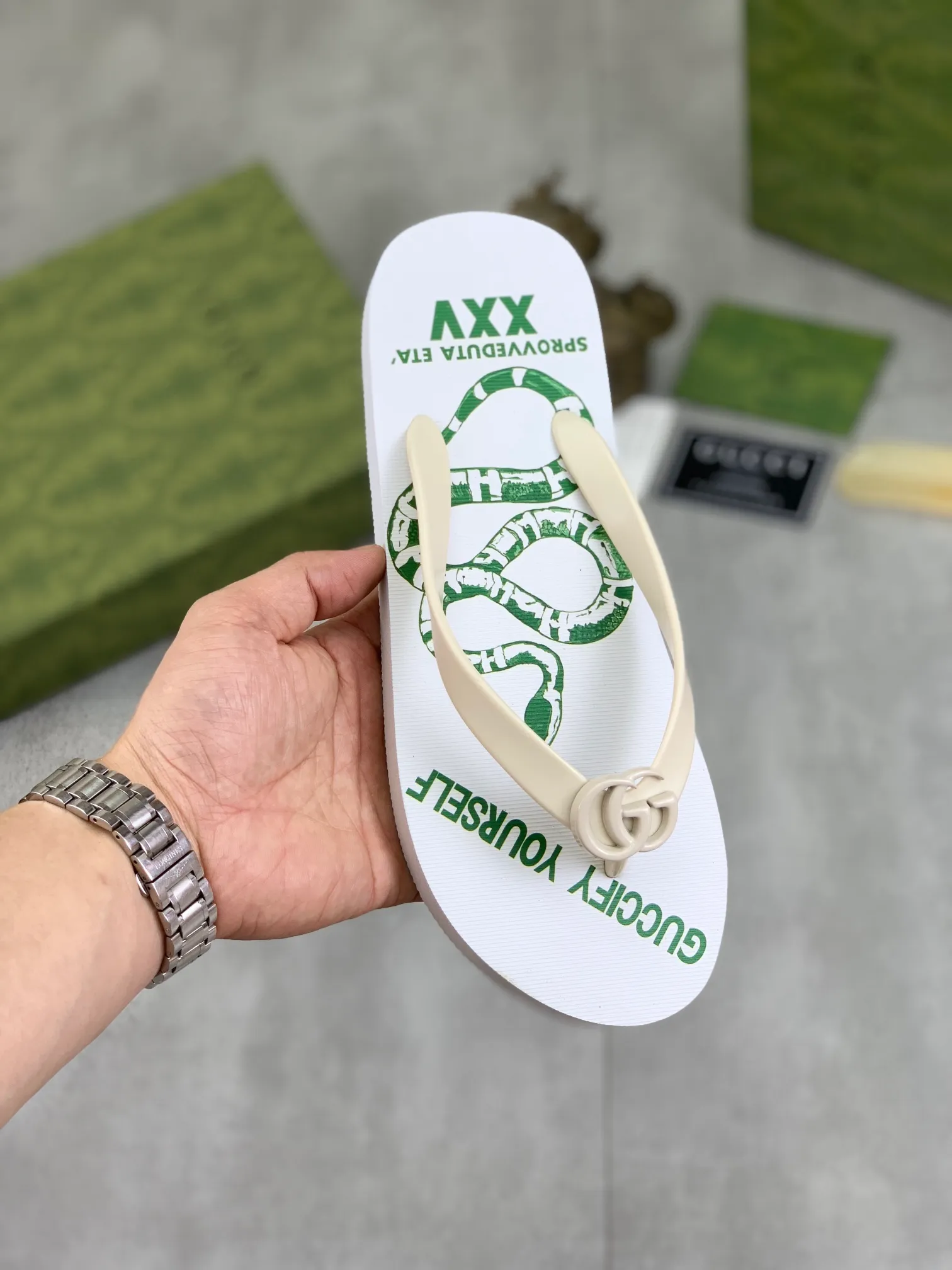 Men's men's shoes 💰P220💰【New style】🆘【GUCCI】Official website's popular Gucci adult couple 🧑‍🤝‍🧑 style, children's flip-flops are on sale at the counter simultaneously! Original fabric imported from Italy. Original bottom provided by the original factory. Size: Adult 36-45. Children’s size: 30-37. Multiple colors available.